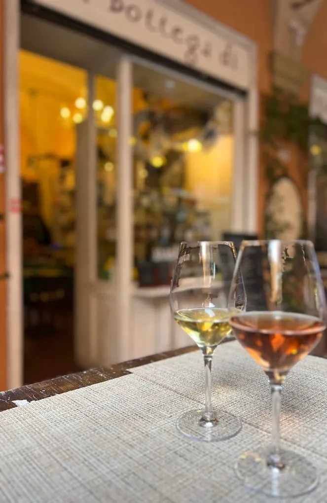 Bottiglia e calici sul tavolino del dehors